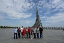 Đoàn công tác Chi hội ĐA-TH Long An bên tháp Nghinh Phong.
