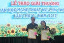 Vợ chồng nhà văn Nguyễn Xuân Đỉnh, nhà văn Võ Thúy Phượng nhận Giải thưởng Văn học Nghệ thuật Nguyễn Thông