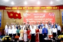 Bí thư Tỉnh ủy Nguyễn Văn Được (giữa) chụp ảnh lưu niệm cùng văn nghệ sĩ Long An tại họp mặt mừng Đảng mừng Xuân năm 2023