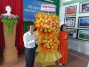 Lãnh đạo Hội Liên hiệp VHNT tỉnh Tây Ninh đón nhận Lẵng hoa chúc mừng của UBND tỉnh Tây Ninh.