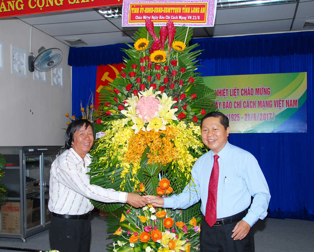 Ông Lê Tấn Dũng, Phó chủ tịch UBND tỉnh tặng hoa chúc mừng Tạp chí Văn nghệ
