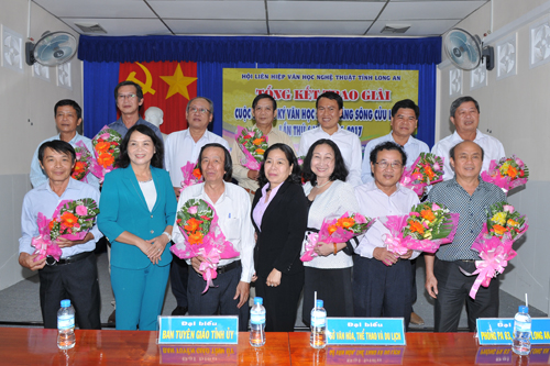 Lãnh đạo tỉnh Long An tặng hoa chúc mừng lãnh đạo các Hội Văn học nghệ thuật Đồng bằng sông Cửu Long