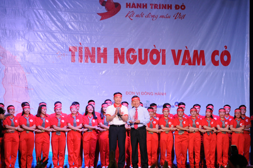 "Hành trình đỏ" kết nối dòng máu Việt "Tình người Vàm Cỏ"