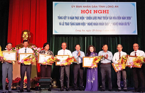 Phó Chủ tịch UBND tỉnh Long An – Phạm Tấn Hòa (giữa) trao danh hiệu “Nghệ nhân Ưu tú” cho 7 nghệ nhân