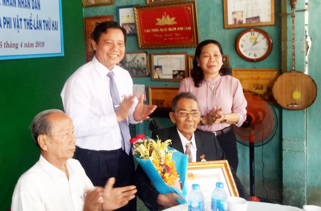 Phó Chủ tịch UBND tỉnh - Phạm Tấn Hòa trao huy hiệu và bằng chứng nhận danh hiệu vinh dự Nhà nước “Nghệ nhân nhân dân” cho nghệ nhân Đặng Quất Vân