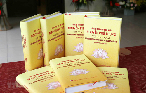 Cuốn sách 'Tổng Bí thư, Chủ tịch nước Nguyễn Phú Trọng với tình cảm của nhân dân trong nước và bạn bè quốc tế'. (Ảnh: Phương Hoa/TTXVN)