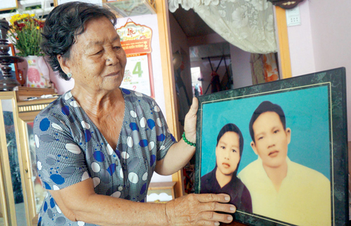 Bà Trần Thị Bé Hai và bức ảnh chụp chung của hai vợ chồng khi mới cưới