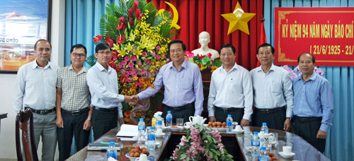 Lãnh đạo tỉnh chúc mừng Báo Long An nhân Ngày Báo chí Cách mạng Việt Nam