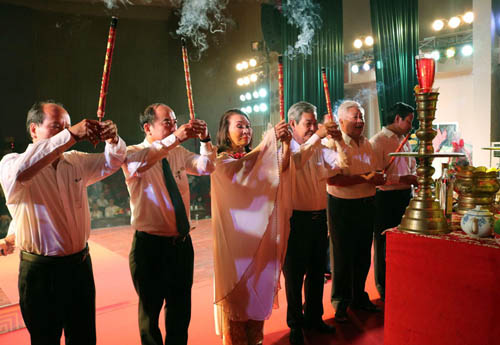 Lãnh đạo tỉnh và các nghệ sĩ thắp hương trong ngày Kỷ niệm Giỗ tổ Sân khấu