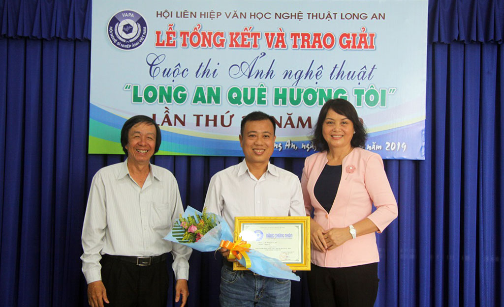 Ban Tổ chức trao giải nhất cho tác giả Lê Tòng với tác phẩm "Ngăn lũ"