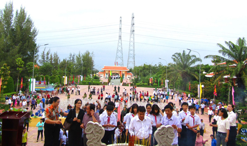 Hàng ngàn khách thập phương về thăm viếng và dâng hương cụ Nguyễn