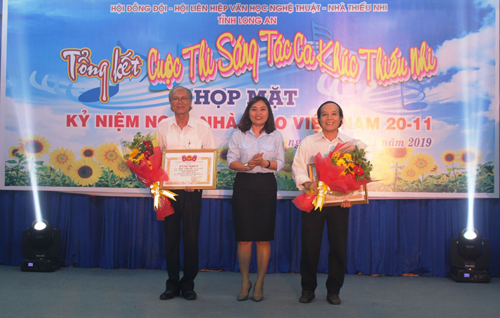 Phó Bí thư Tỉnh đoàn, Chủ tịch Hội đồng Đội tỉnh Long An - Lê Thị Cẩm Tú trao thưởng cho 2 tác giả đoạt giải nhì