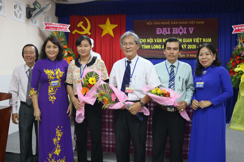 ng Võ Trường Kỳ (đứng giữa) tái cử chức danh Chi hội trưởng Chi hội Văn nghệ Dân gian Việt Nam tỉnh Long An, khóa V, nhiệm kỳ 2020 - 2025