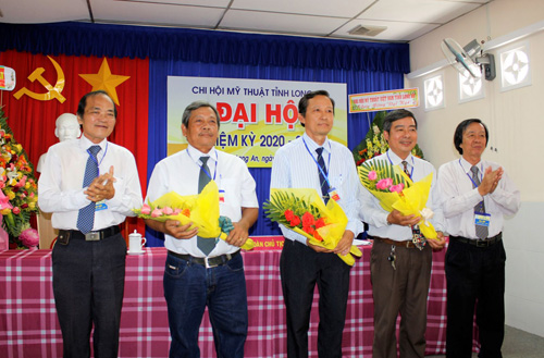 Ban Chấp hành mới ra mắt đại hội, họa sĩ Nguyễn Văn Tâm (giữa) đắc cử Chi hội trưởng Chi hội Mỹ Thuật nhiệm kỳ mới