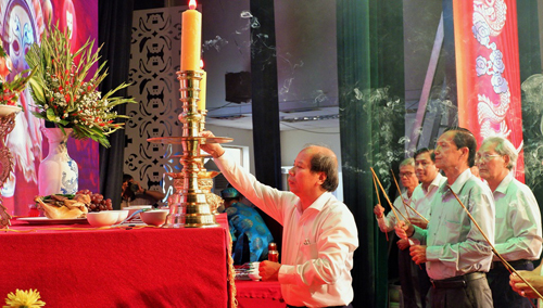 Ủy viên Ban Thường vụ Tỉnh ủy, Trưởng ban Tuyên giáo Tỉnh ủy - Hoàng Đình Cán thực hiện nghi thức dâng hương tổ nghiệp