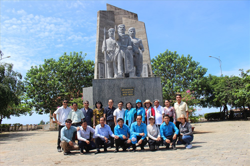 Đài tưởng niệm Đội Hoàng Sa Kiêm Quản Bắc Hải trên huyện đào Lý Sơn, tỉnh Quảng Ngãi.