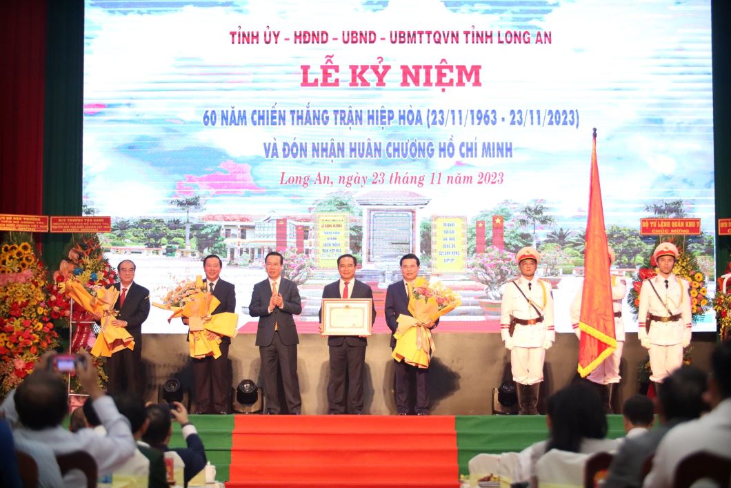 Chủ tịch nước Võ Văn Thưởng trao Huân chương Hồ Chí Minh cho tỉnh Long An. Ảnh: Kỳ Quan