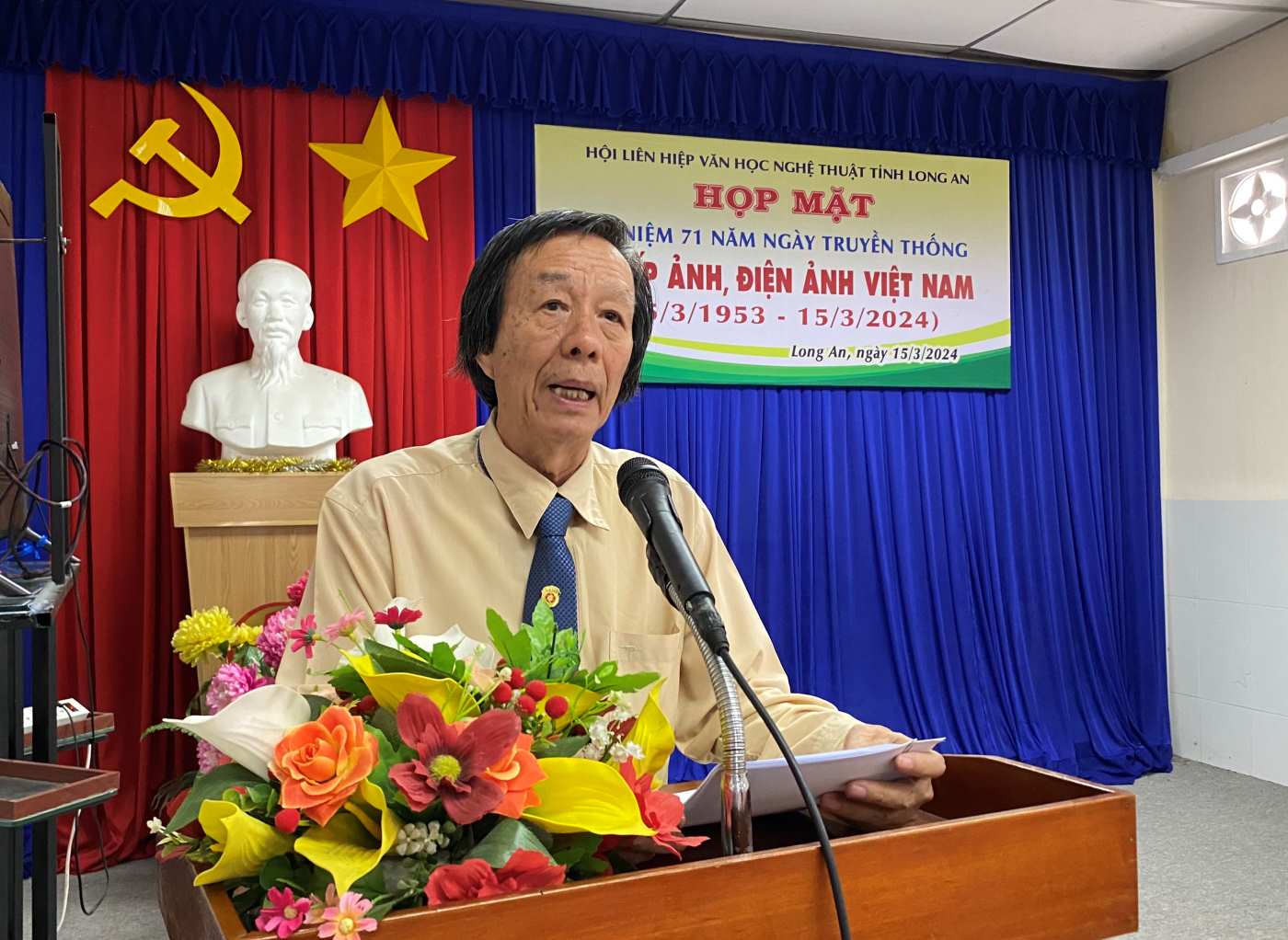 NSNA Nguyễn Lành - Phó Chủ tịch Thường trực Hội LHVHNT tỉnh Long An - phát biểu tại buổi họp mặt. 