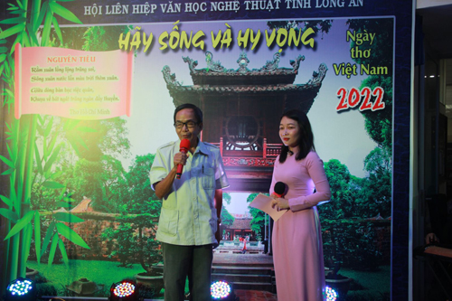 Nhà thơ Vũ Chí Thành trong chương trình Đêm thơ