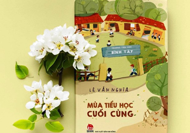 Giải thưởng Văn học thiếu nhi được trao cho tác phẩm 'Mùa tiểu học cuối cùng' của tác giả Lê Văn Nghĩa.