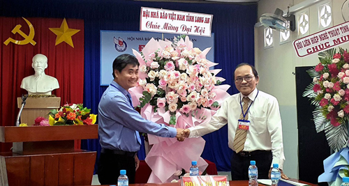 Phó Chủ tịch Hội Nhà báo Việt Nam tỉnh, Phó Tổng Biên tập Báo Long An - Châu Hồng Khá chúc mừng đại hội