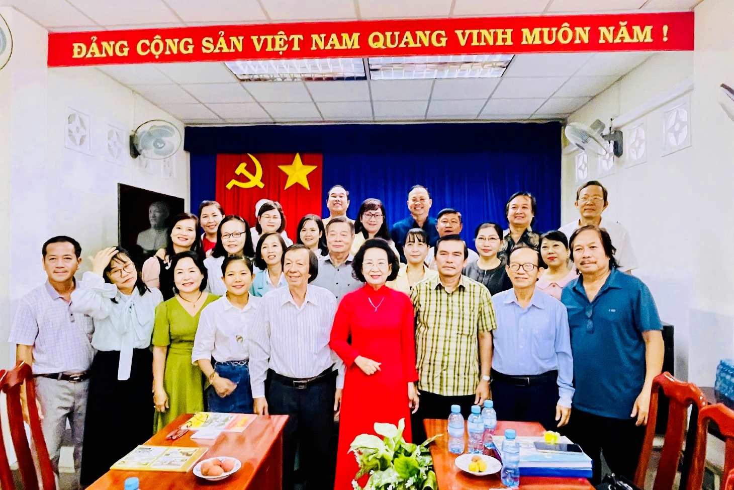 Hai đoàn công tác chụp hình lưu niệm.